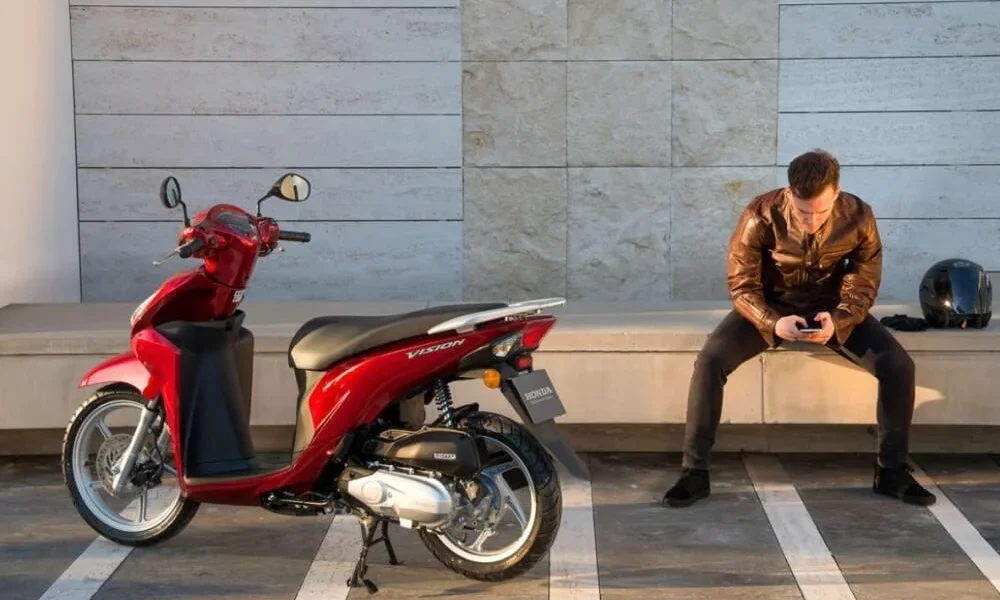 Alquiler do scooters en Lisboa Honda Vision 110cc @ RentRiders.Pt